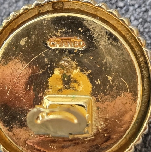 Vintage 80s Authenticated Chanel Gold Tone Faux Pearl Round Clip On Earrings/COA - Picture 4 of 8